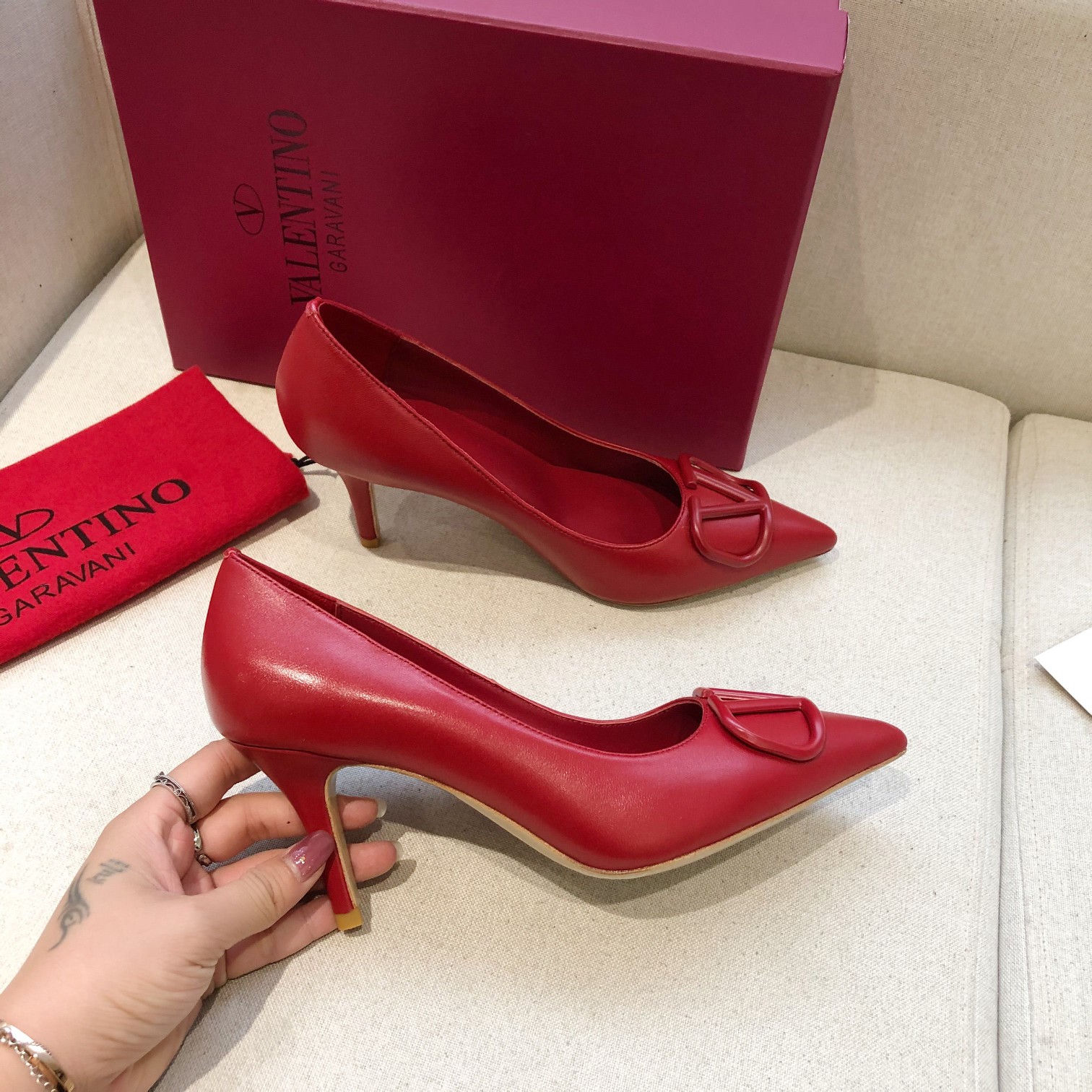 Valentino. Valentino gran hebilla v zapatos individuales contador última serie Versión genuina de lo