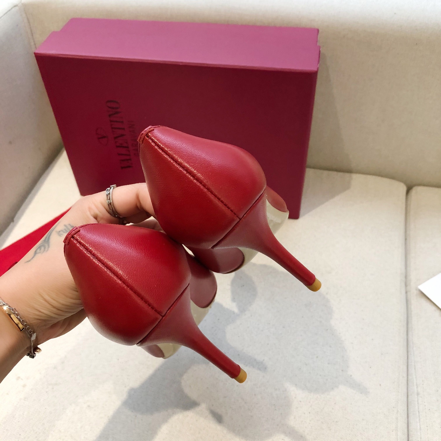 Valentino. Valentino gran hebilla v zapatos individuales contador última serie Versión genuina de lo