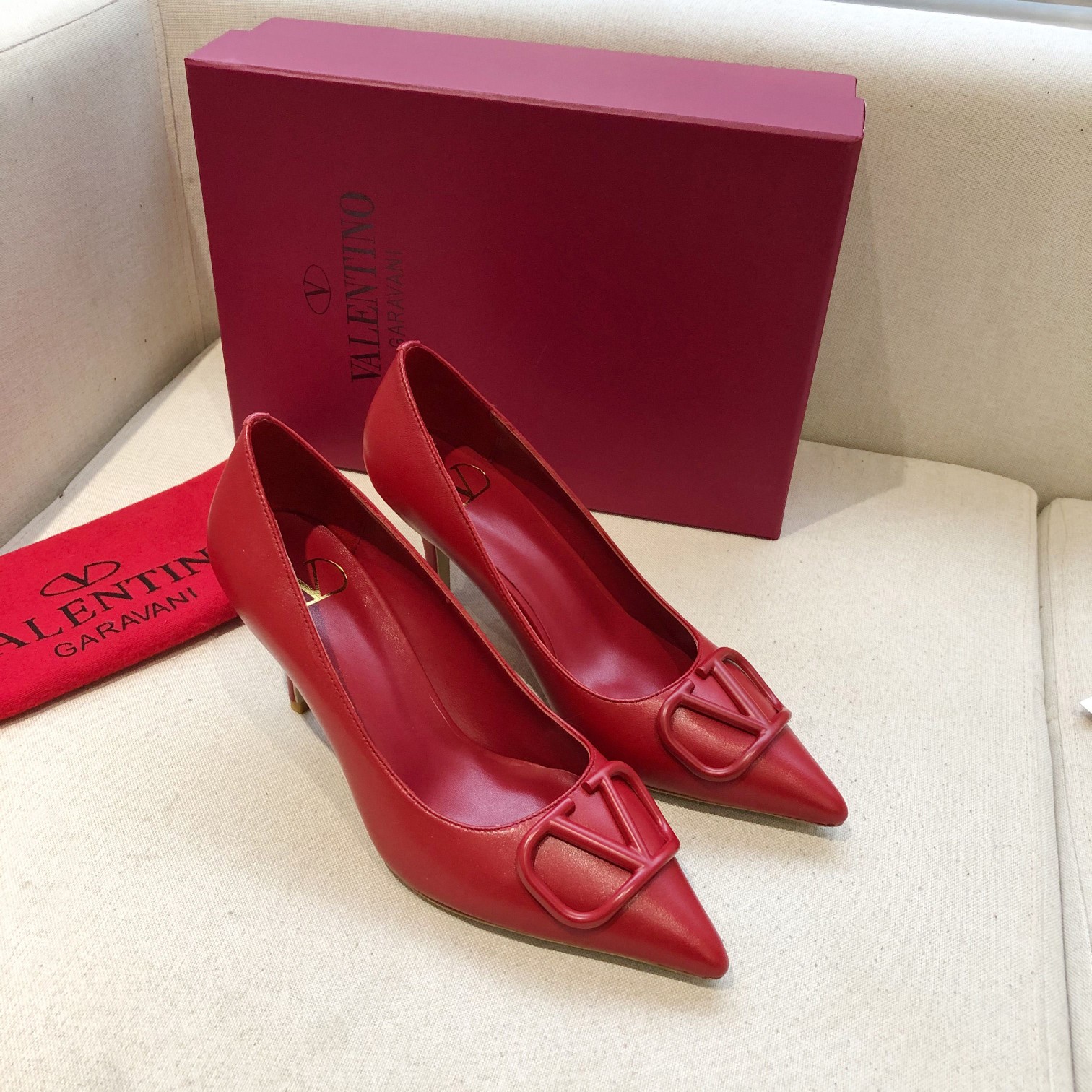 Valentino. Valentino gran hebilla v zapatos individuales contador última serie Versión genuina de lo