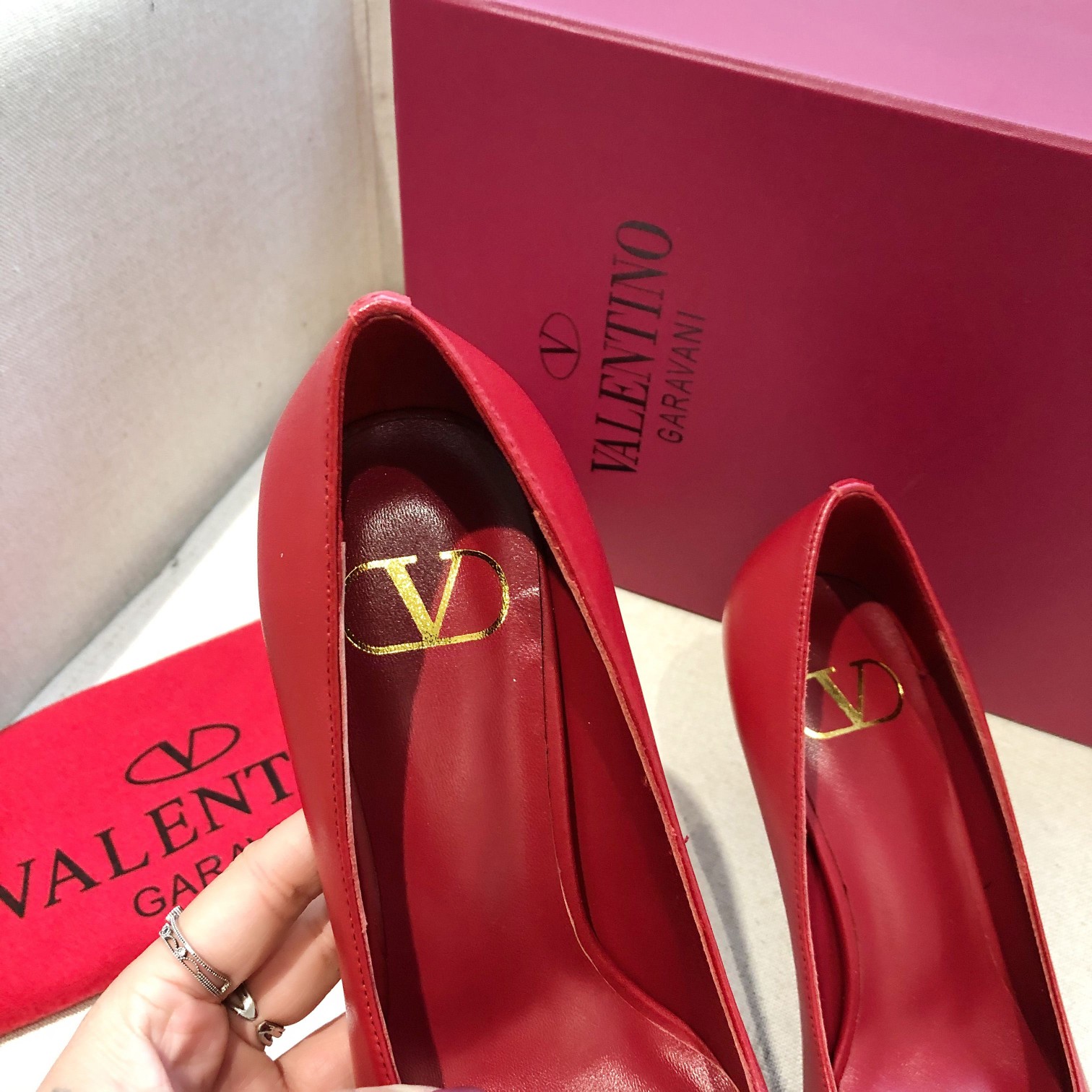Valentino. Valentino gran hebilla v zapatos individuales contador última serie Versión genuina de lo