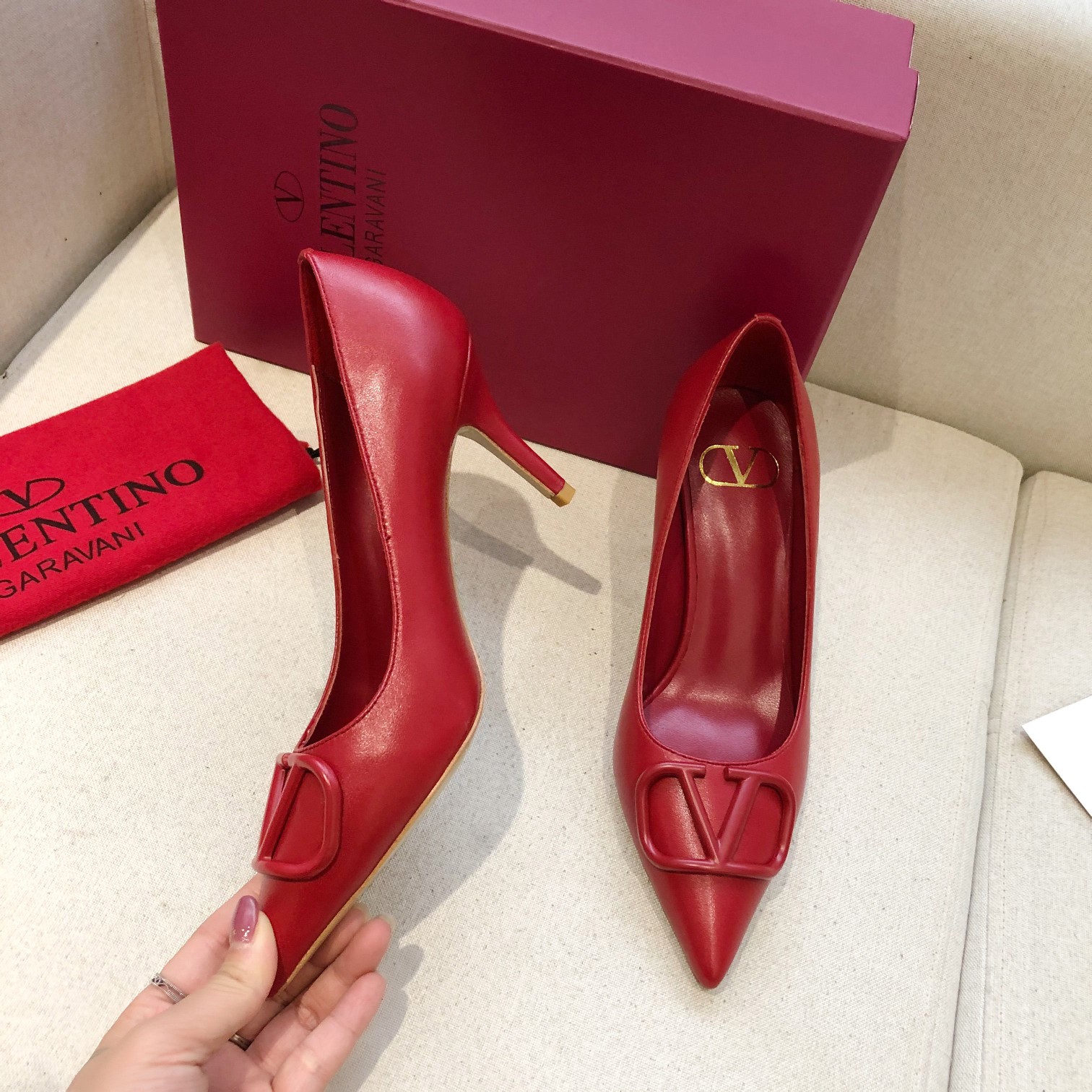 Valentino. Valentino gran hebilla v zapatos individuales contador última serie Versión genuina de lo
