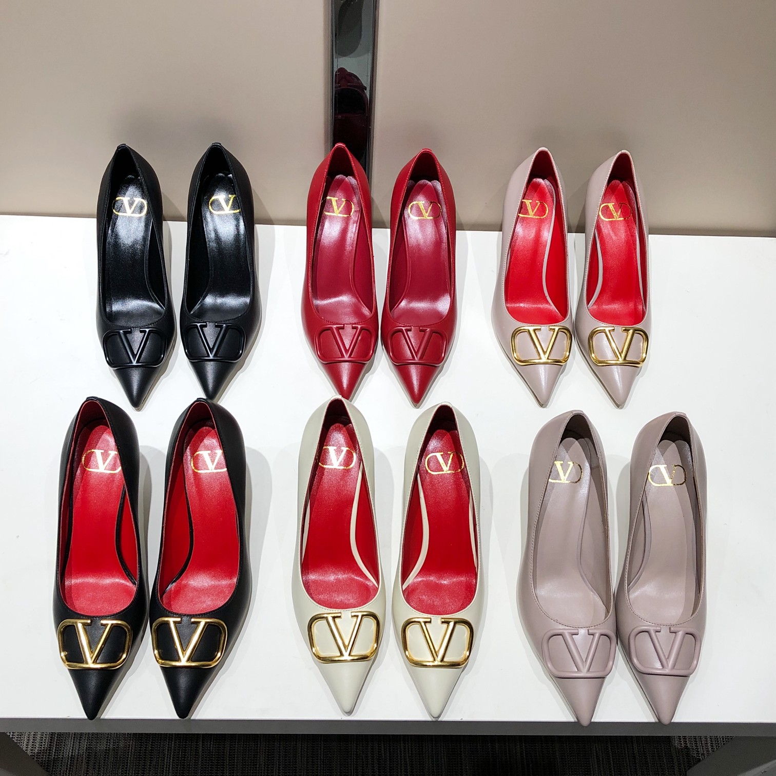 Valentino. Valentino gran hebilla v zapatos individuales contador última serie Versión genuina de lo