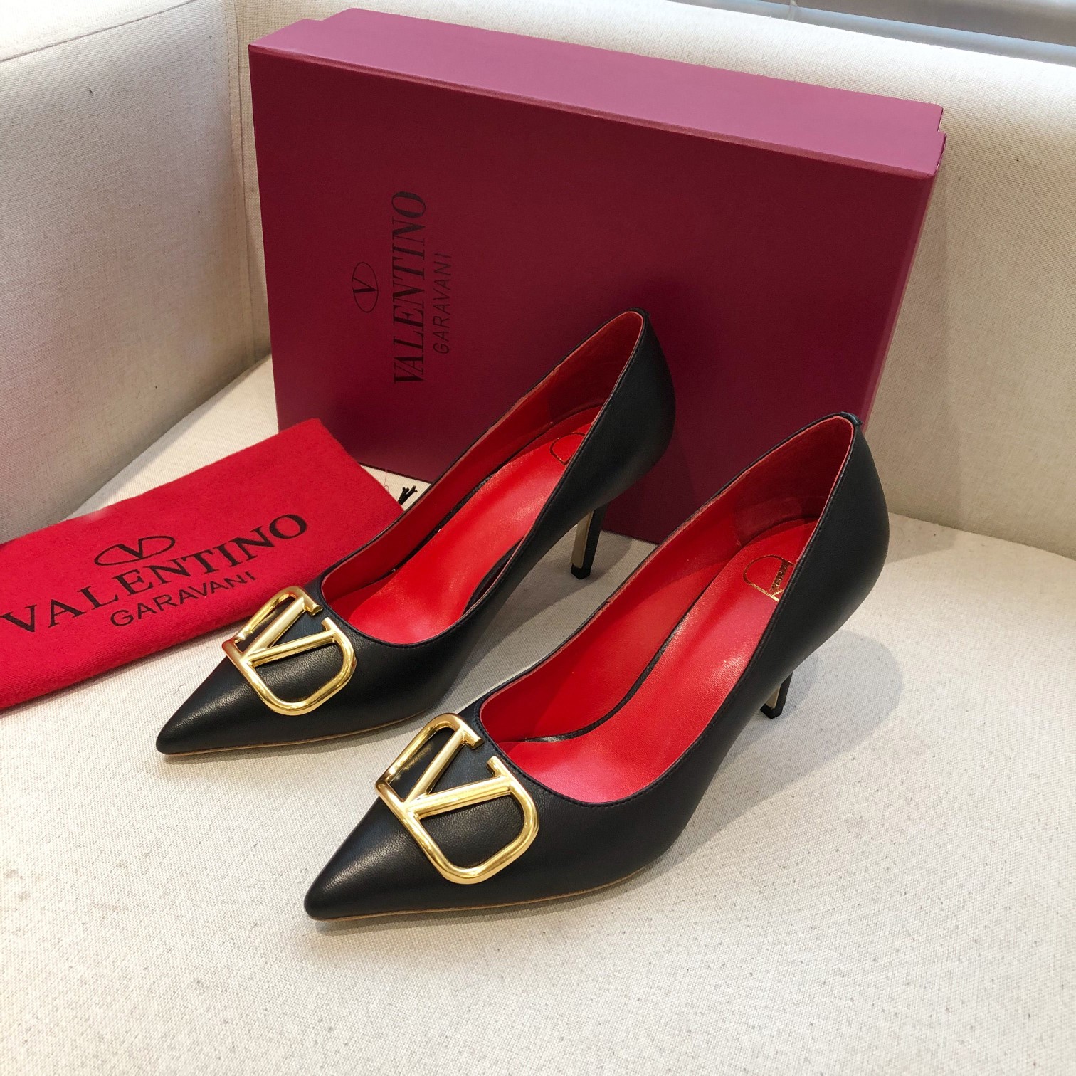 Valentino. Valentino gran hebilla v zapatos individuales contador última serie Versión genuina de lo