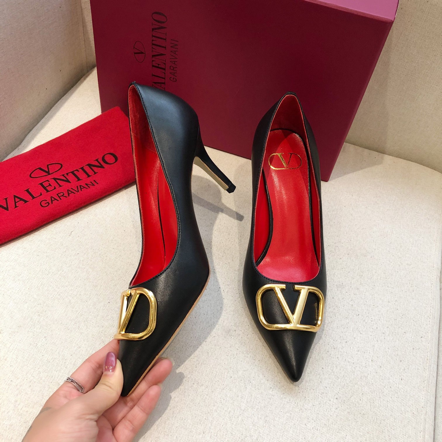 Valentino. Valentino gran hebilla v zapatos individuales contador última serie Versión genuina de lo