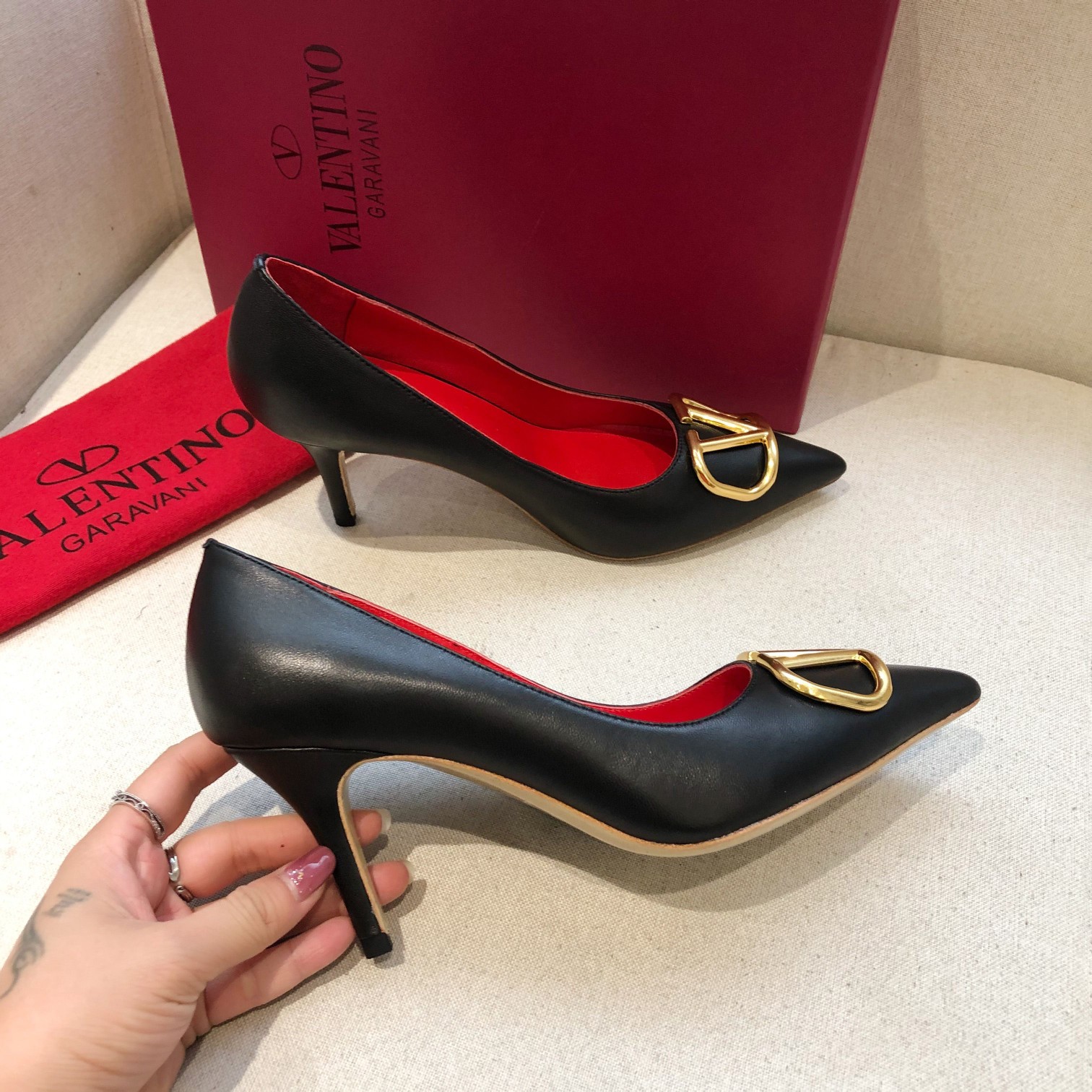 Valentino. Valentino gran hebilla v zapatos individuales contador última serie Versión genuina de lo