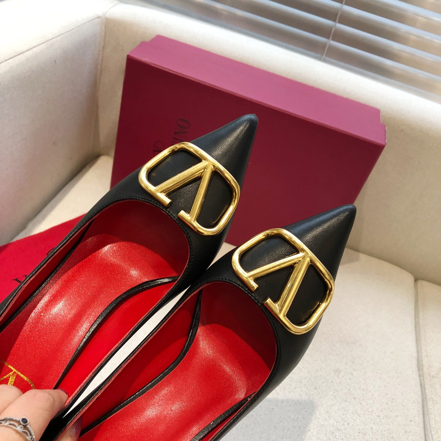 Valentino. Valentino gran hebilla v zapatos individuales contador última serie Versión genuina de lo