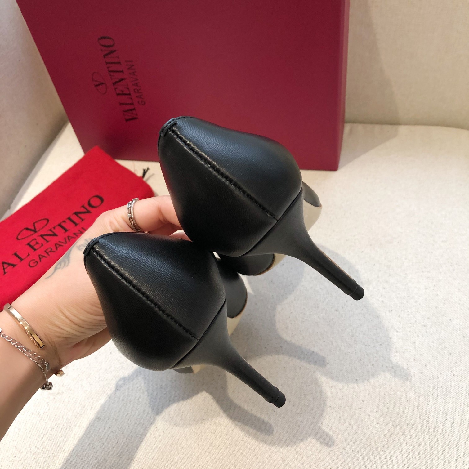 Valentino. Valentino gran hebilla v zapatos individuales contador última serie Versión genuina de lo