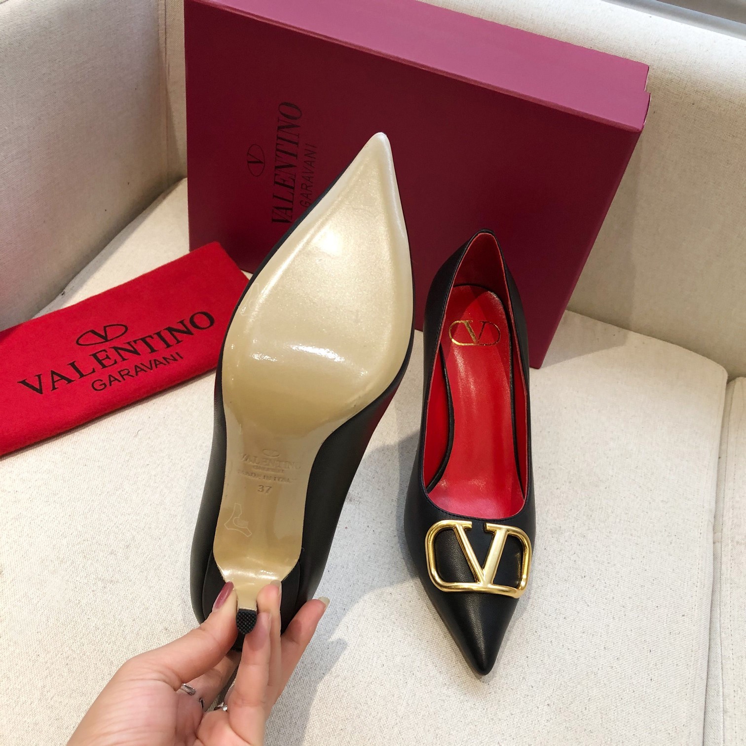 Valentino. Valentino gran hebilla v zapatos individuales contador última serie Versión genuina de lo