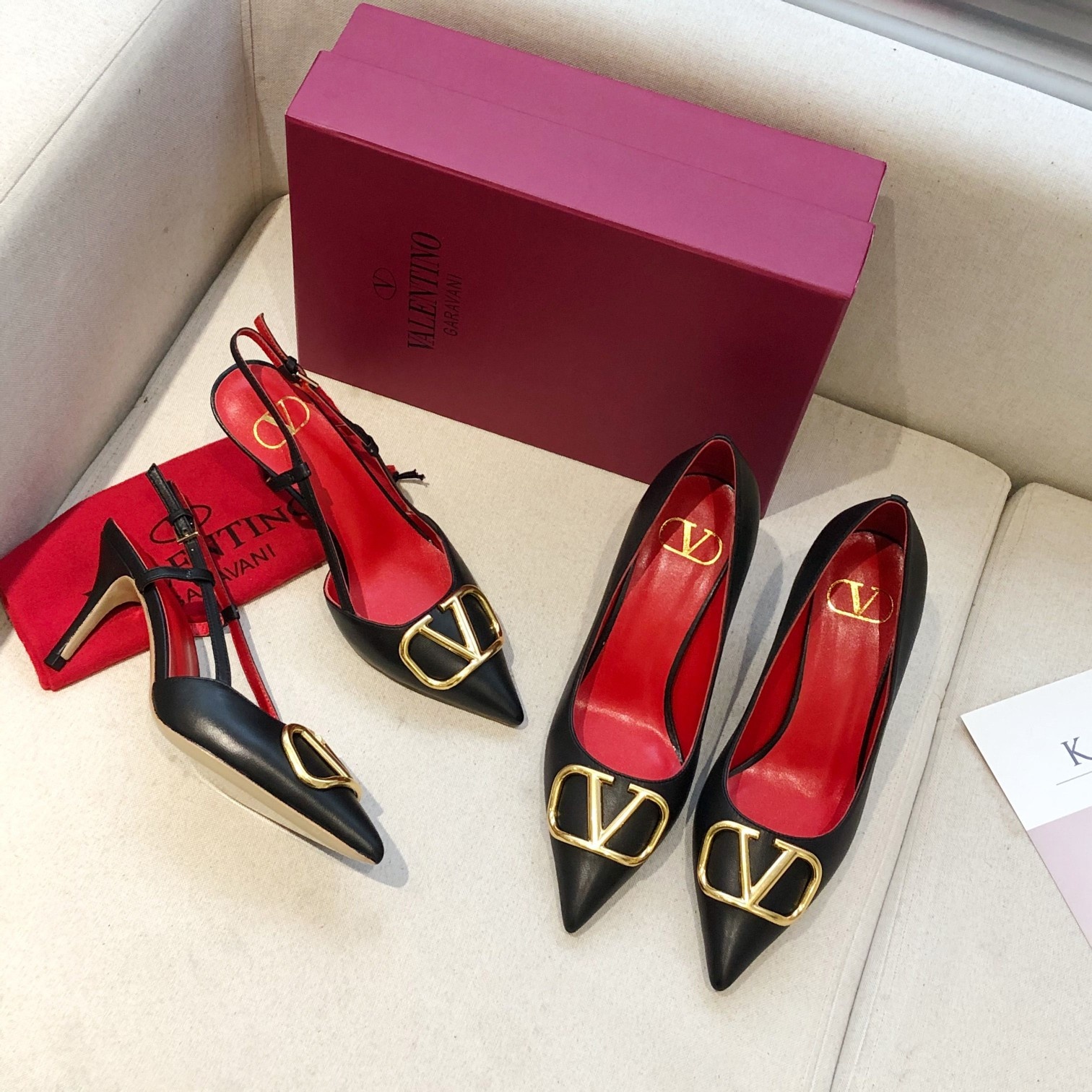 Valentino. Valentino gran hebilla v zapatos individuales contador última serie Versión genuina de lo