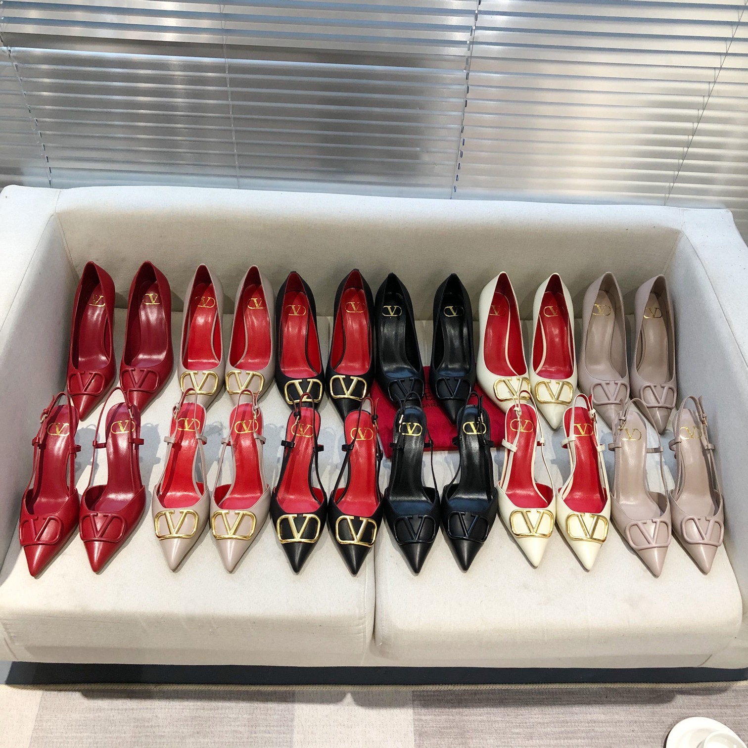 Valentino. Valentino gran hebilla v zapatos individuales contador última serie Versión genuina de lo