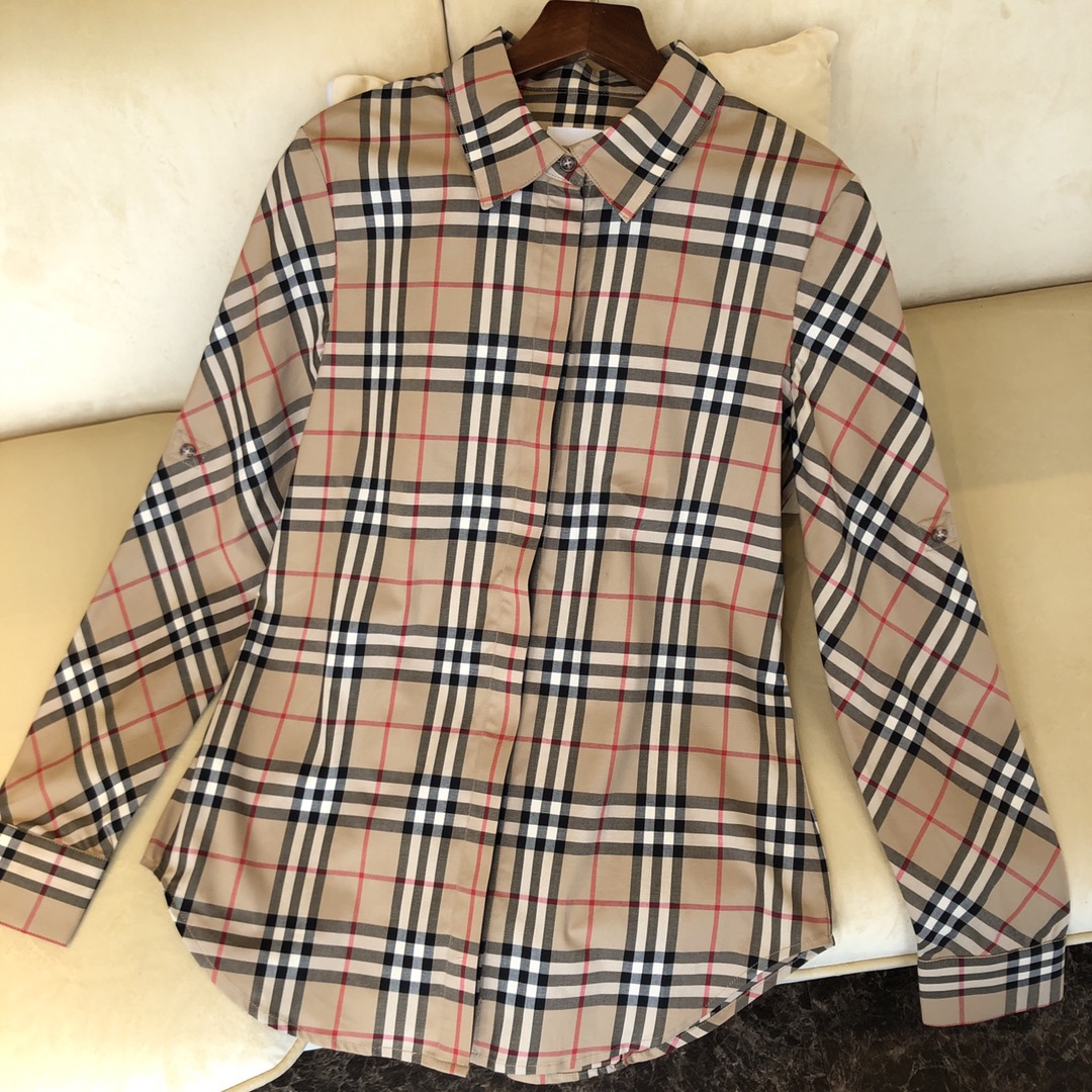 NO:782375,Vintage plaid stretch cotton twill shirt (with complete package) BUR's trump channel classic British style, classic plaid slim shirt!  Perfect match for heavy industry!  Super popular retro British style, a must-have for plaid lovers!  The popular classic model has landed, and BUR's most recognizable new plaid pattern is here again. Old fans of the ultra-popular style quickly come to watch. This slim-fitting shirt is enough to make people's eyes shine even from three meters away. It is exquisite and elegant in daily life, with outstanding strength and appearance!  A wardrobe collection for BUR fans, especially for loyal BUR fans, this style is a treasure-level product that cannot be missed!  !  This style adheres to BUR's most classic plaid design, and the slim waist design makes this shirt outstanding. Whether it is matching, performance, or design, it is clear and timeless. This series pays tribute to multiculturalism and the core of British fashion, from rebellious punk to elegance and solemnity, innovative creativity and traditional styles. The entire fashion show epitomizes the broad tolerance of British culture and redefines Burberry's visual language with new styles and accessories.  It is made of imported pure cotton material supplied by customers. It is equipped with some fibers for stronger plasticity. The hidden buttons are simple and elegant. The most important thing about plaid is symmetry. The most basic thing about a classic BUR is the symmetry of plaid. It does not need too many words to describe the exquisite product. Brothers and sisters, please interpret this style by yourself. The ready-made goods have been warehoused. We look forward to your super matching!  !  There are 4 sizes, namely UK4, 6, 8, 10, and 12. Please go to the size chart to view the size data!  ,Burberry-clothing,burberry,shirts,19860909Vintage 格纹弹力棉质斜纹衬衫（配全套包装） BUR王牌渠道经典英伦风格,经典格纹修身衬衫！重工完美对格！超火爆的复古英伦风,格子控必备款！ 人气经典爆款登陆,BUR最具备识辨度的新款格纹又来了,超高人气款式老粉们赶紧来围观.这一款修身衬衫即使三米开外也足够让人眼前一亮,日常精致且气质,实力、颜值都出众！BUR粉丝的衣橱珍藏款式,尤其是对于忠实的BUR粉来说,此款更是绝对不能错过的珍宝级别产物！！ 此款秉承着BUR最经典的格纹设计,收腰修身设计更是让这款衬衫气质出众.无论是搭配,性能,还是设计都是一目了然不过时.该系列致敬多元文化以及英国时装的核心从叛逆朋克到优雅庄重,创新创意与传统风格,兼容并蓄,共襄盛举.整场时装秀缩影了英伦文化的博大包容,以全新风格与配饰重新定义Burberry的视觉语言. 客供进口纯棉材质打造,配置了一些纤维可塑性更强,隐藏式纽扣简约大方,格纹最重点的就是对称了,一件经典的BUR最基本的就是格纹对称. 不需要过多言语去阐述的精品,各位兄弟姐妹自行演绎此款吧,现货均已入仓,期待你们的超强搭配！！ 码数有4个分别是uk4,6,8,10,12尺码数据请移步尺码表查看！,博柏利-服装,burberry,shirts,,Women's clothing