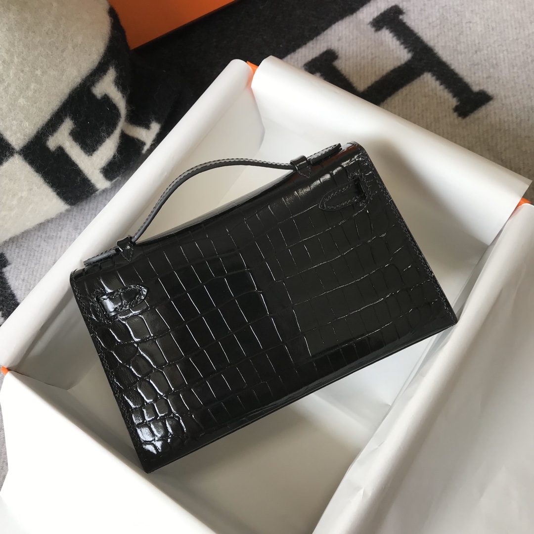 Fendi Classic Handcrafted Luxury Leather Shoulder Bag Ref 2