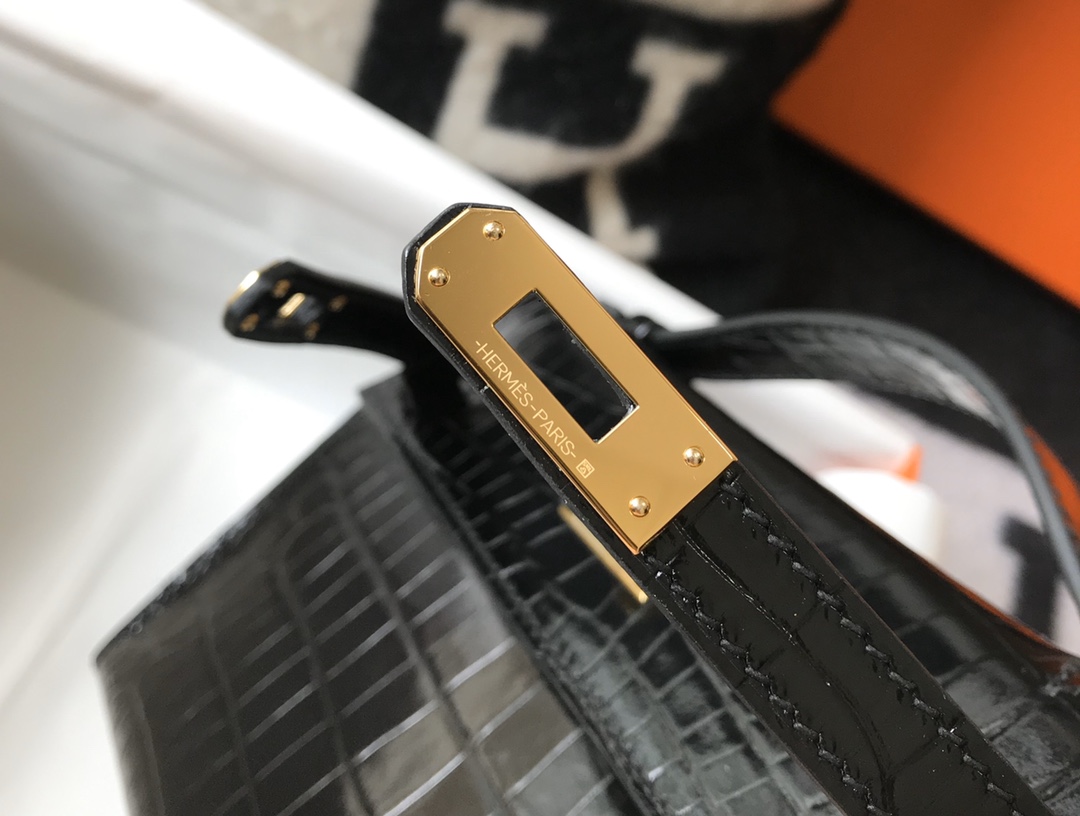 Fendi Classic Handcrafted Luxury Leather Shoulder Bag Ref 7