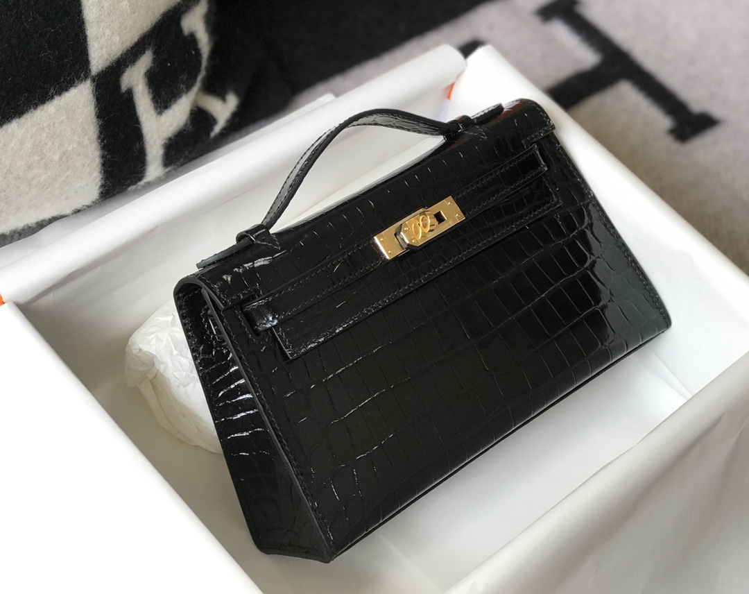 Fendi Classic Handcrafted Luxury Leather Shoulder Bag Ref 4