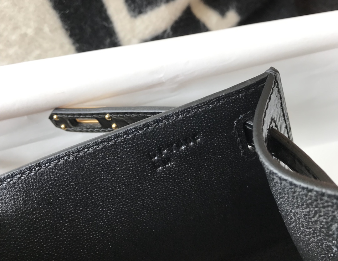Fendi Classic Handcrafted Luxury Leather Shoulder Bag Ref 8