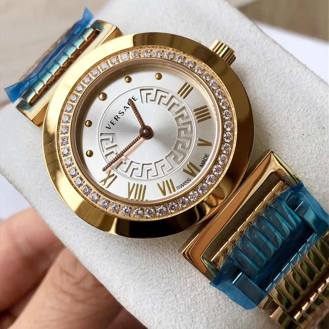 NO:157819,Batch: Original box: 50 Versace Q-inlaid diamond quartz women's watch, the outer ring is decorated with Greek back patterns, and the time is displayed with Roman numerals and dots. It inherits classic retro, has a variety of colors, and is extremely outstanding in details. It comes with a full set of packaging!  , versace19860909批: 原盒:50 范思哲Q镶钻石英女表,外圈饰有希腊回纹,以罗马数字及圆点显示时间,传承经典复古、色彩多样,细节极其出众,带全套包装出！,,versace,Watch