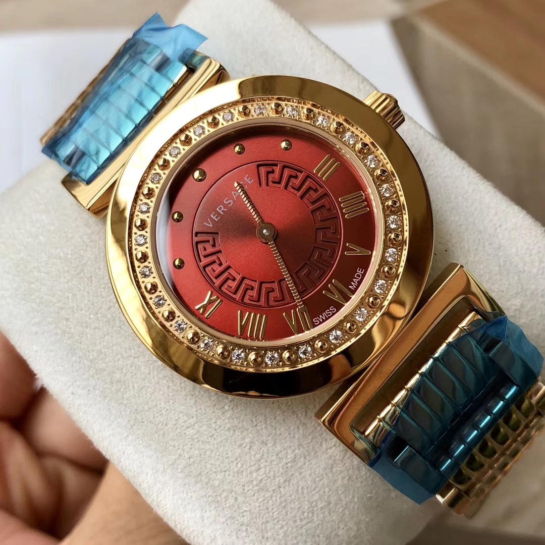 NO:157895,Batch: Original box: 50 Versace Q-inlaid diamond quartz women's watch, the outer ring is decorated with Greek back patterns, and the time is displayed with Roman numerals and dots. It inherits classic retro, has a variety of colors, and is extremely outstanding in details. It comes with a full set of packaging!  , versace19860909批: 原盒:50 范思哲Q镶钻石英女表,外圈饰有希腊回纹,以罗马数字及圆点显示时间,传承经典复古、色彩多样,细节极其出众,带全套包装出！,,versace,Watch