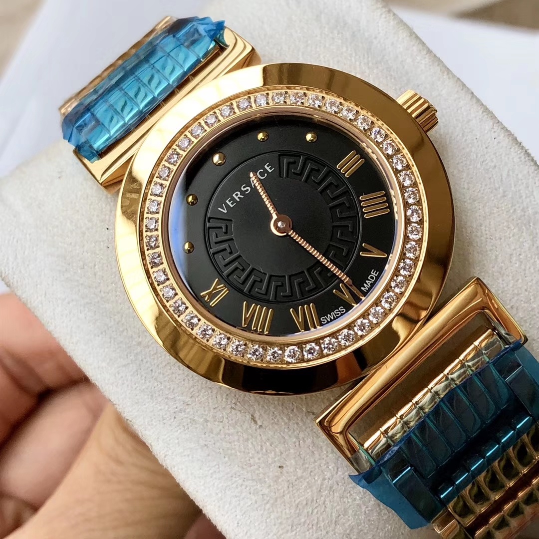 NO:157828,Batch: Original box: 50 Versace Q-inlaid diamond quartz women's watch, the outer ring is decorated with Greek back patterns, and the time is displayed with Roman numerals and dots. It inherits classic retro, has a variety of colors, and is extremely outstanding in details. It comes with a full set of packaging!  , versace19860909批: 原盒:50 范思哲Q镶钻石英女表,外圈饰有希腊回纹,以罗马数字及圆点显示时间,传承经典复古、色彩多样,细节极其出众,带全套包装出！,,versace,Watch