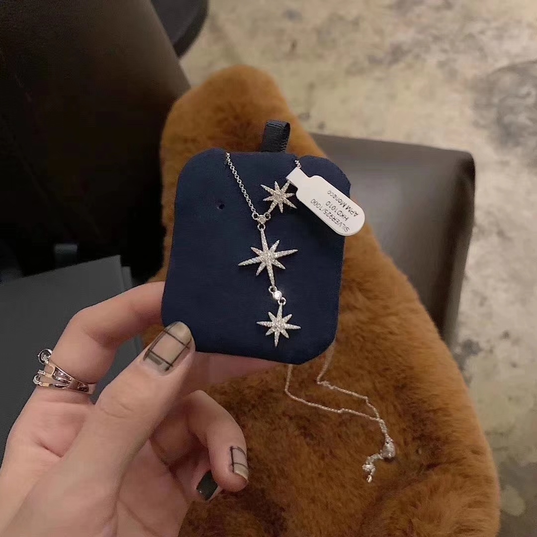 NO:104367,Recommended Valentine's Day Gifts Apm [Popular Styles Hexagram Necklace] Brand main model Full of Xiaohongshu Sketches No need to mention Hexagram with suspenders in summer and sweaters in winter. The overall style is improved by more than one level. His necklaces are retractable and can be adjusted in length. They can be used as sweater chains in winter. Collarbone chains in summer. Letter style. Recommended to wear them. All clothes are beautiful. Apm necklaces apm, sweaters, necklace19860909情人节礼物推荐款 Apm〔热门款式 六芒星项链〕 品牌主推款 满满小红书的种草图 六芒星不用多说了夏天搭配吊带 冬天搭配毛衣 整体逼格提升不止一个层面 他家项链都是伸缩的可以调节长度 冬天可以当毛衣链 夏天锁骨链 字母款 推荐叠戴啊 穿什么衣服都很美,Apm项链apm,sweaters,necklace,Jewelry