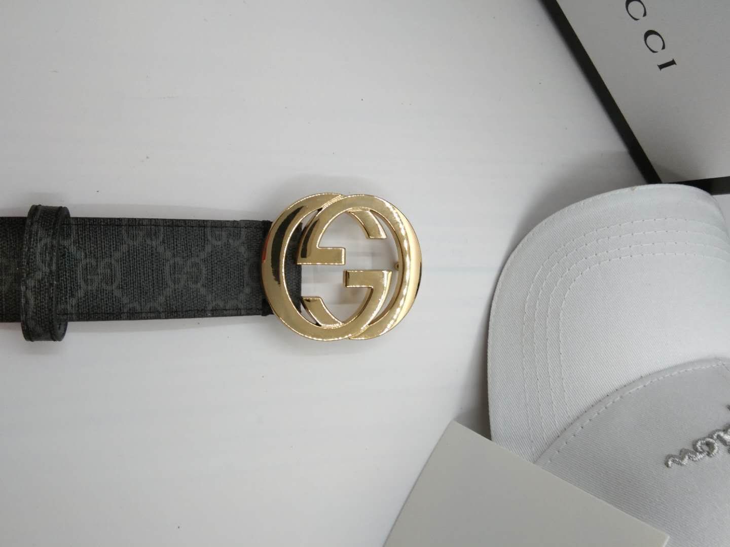 无帽子男士腰带：Gucci 古奇 · 男士皮带：百分百头层牛皮,保证真皮.24k纯钢扣专柜同等质量, 送人自用首选 包装请认准如图专柜包装,赠送打孔器 ,宽度3.8cm