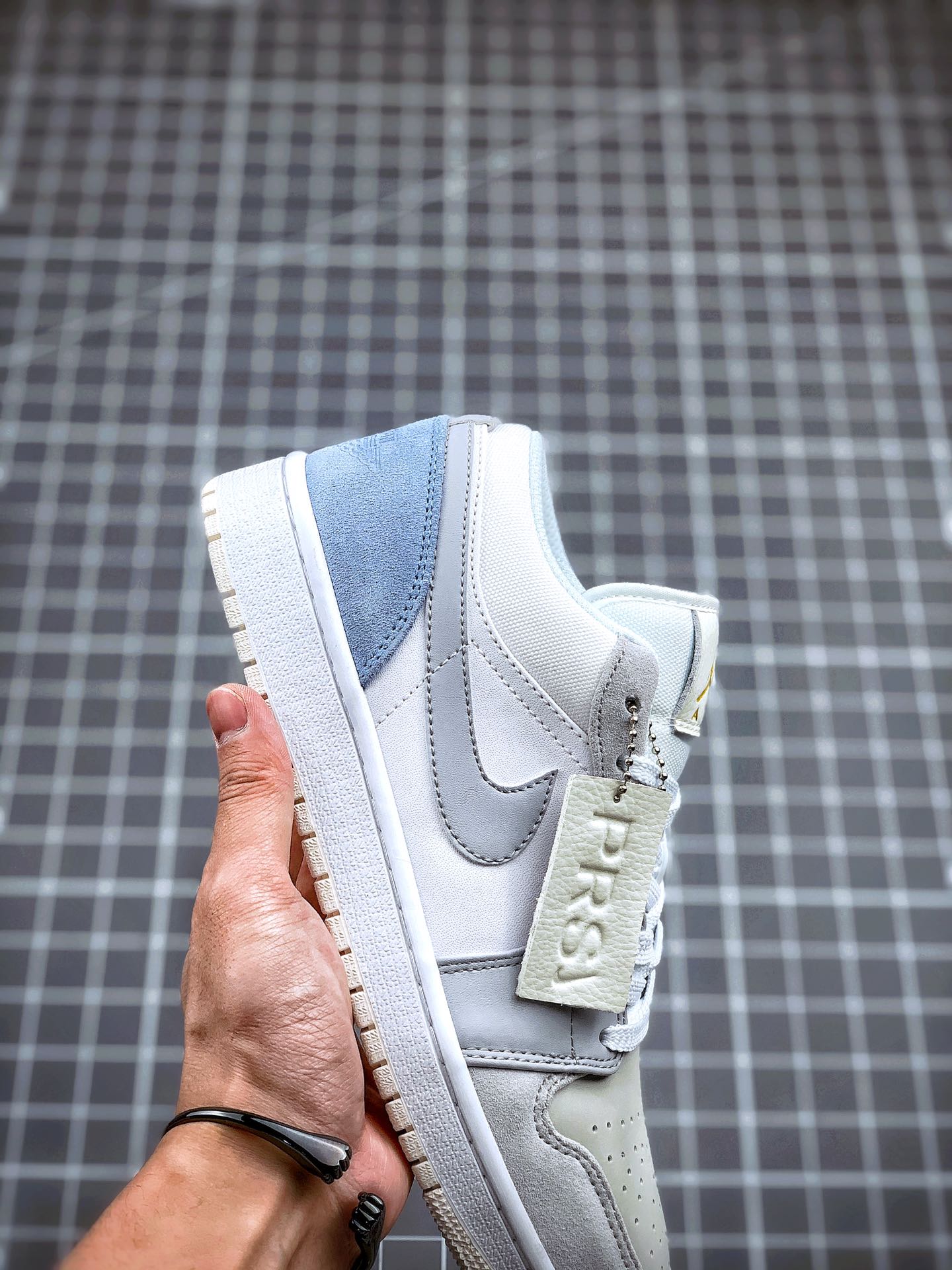 130 Air Jordan 1 Low “Paris” 小巴黎配色 整双鞋在 Air Jordan 1 Low