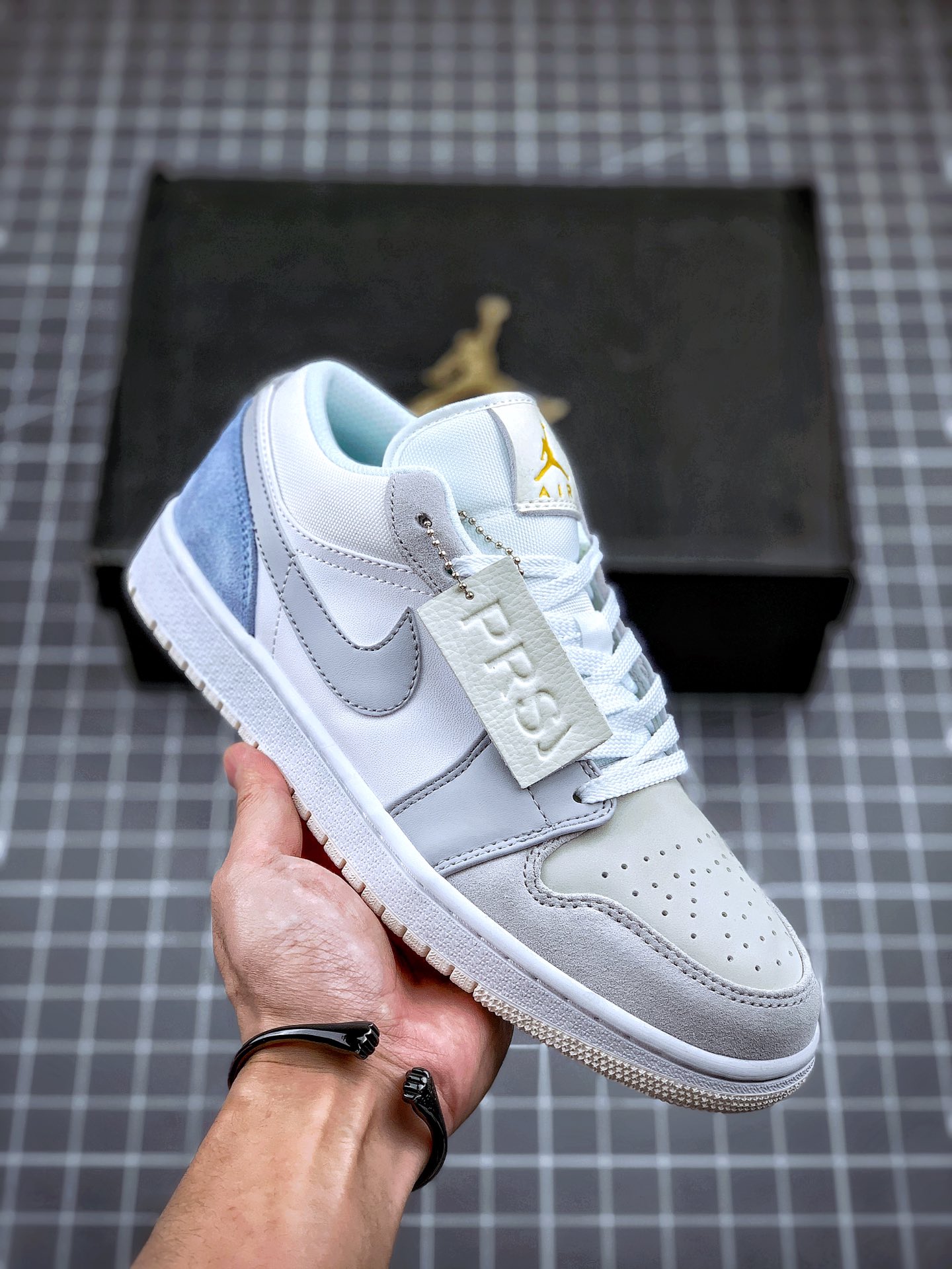 130 Air Jordan 1 Low “Paris” 小巴黎配色 整双鞋在 Air Jordan 1 Low