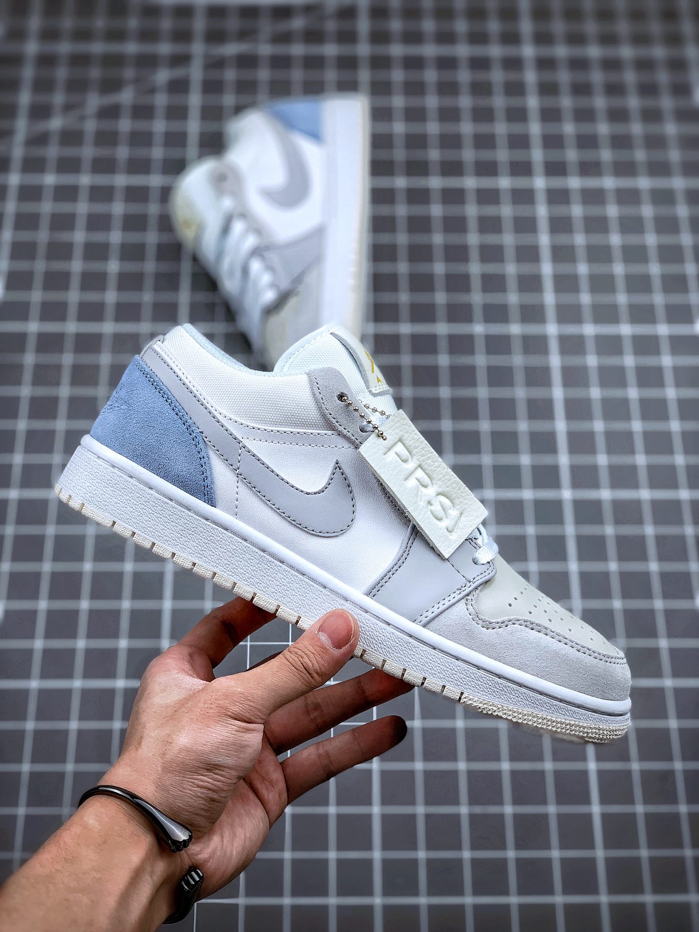 130 Air Jordan 1 Low “Paris” 小巴黎配色 整双鞋在 Air Jordan 1 Low