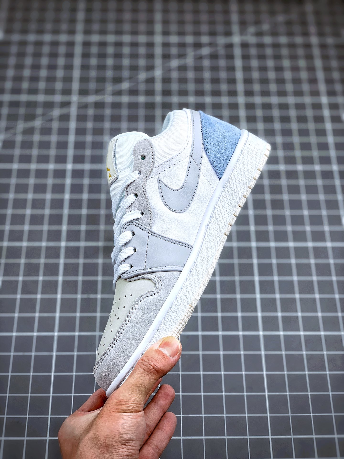 130 Air Jordan 1 Low “Paris” 小巴黎配色 整双鞋在 Air Jordan 1 Low