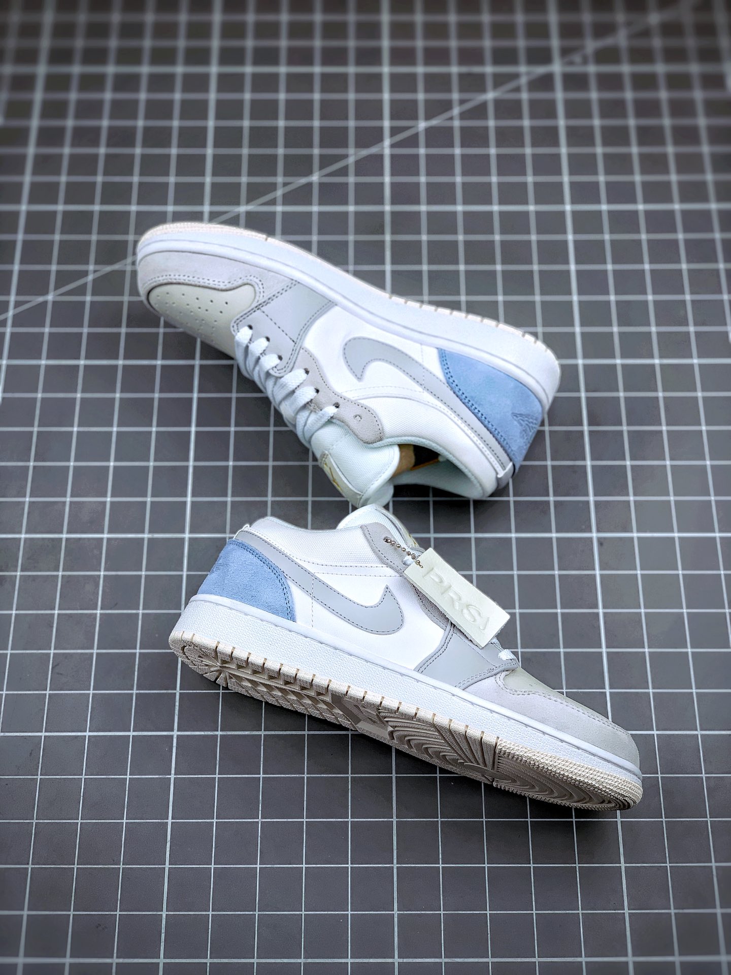 130 Air Jordan 1 Low “Paris” 小巴黎配色 整双鞋在 Air Jordan 1 Low