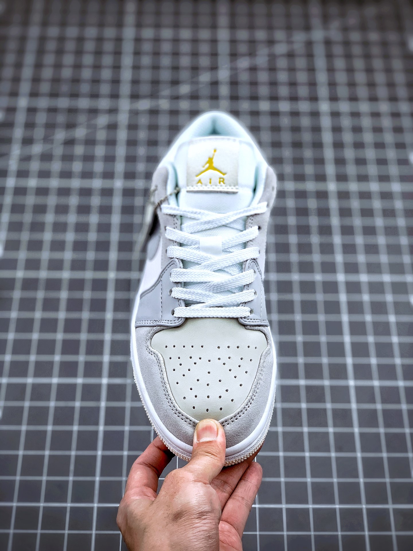 130 Air Jordan 1 Low “Paris” 小巴黎配色 整双鞋在 Air Jordan 1 Low