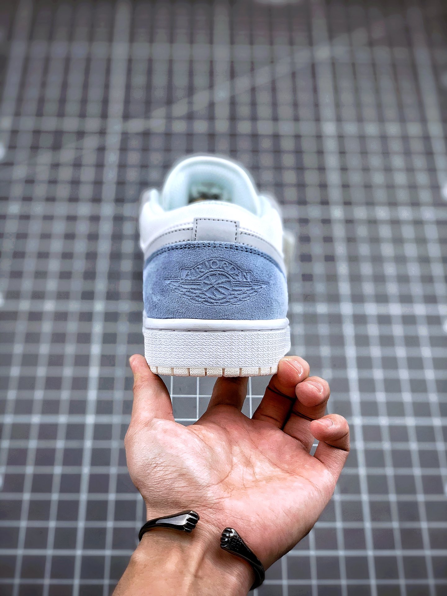 130 Air Jordan 1 Low “Paris” 小巴黎配色 整双鞋在 Air Jordan 1 Low