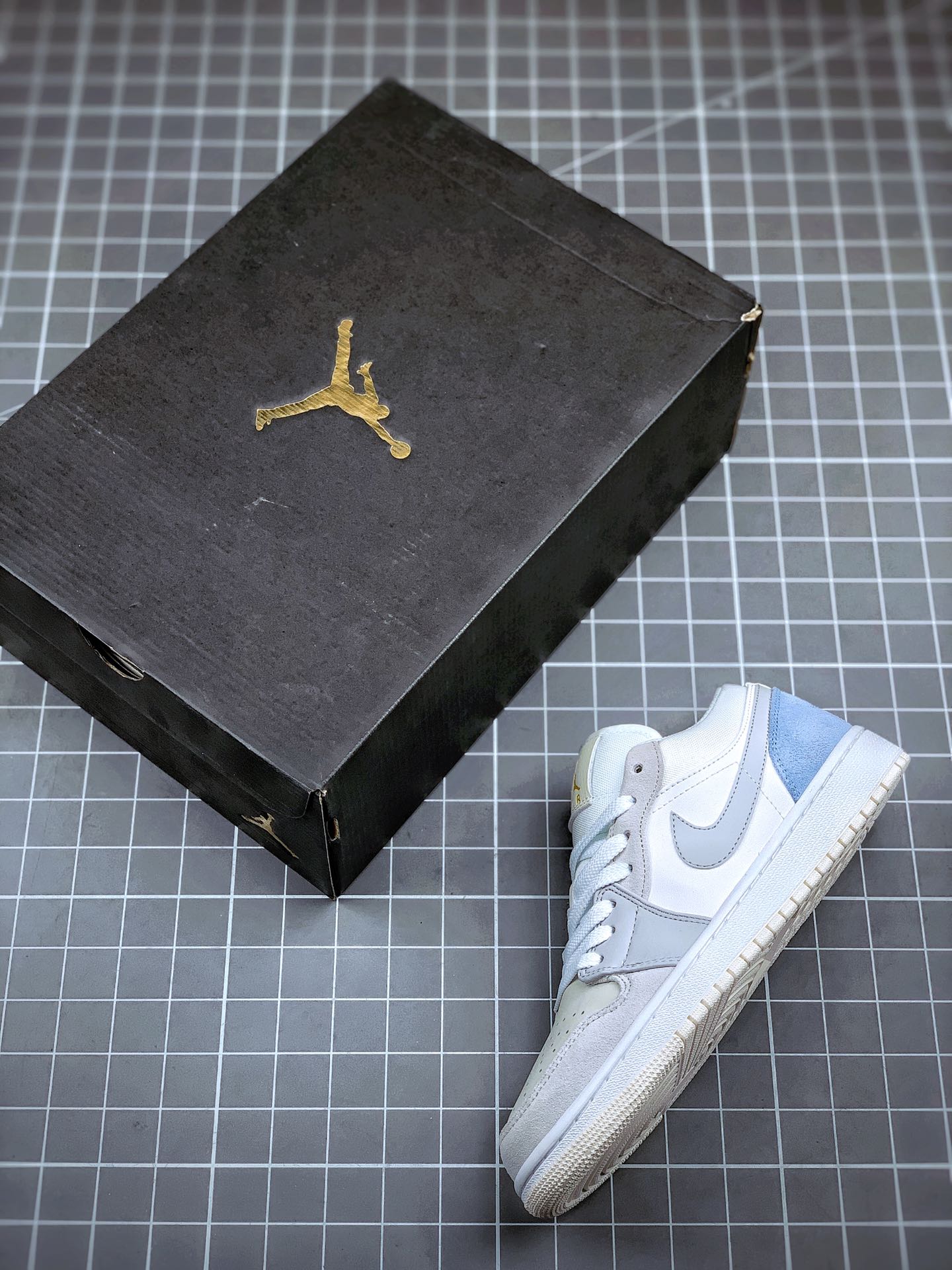 130 Air Jordan 1 Low “Paris” 小巴黎配色 整双鞋在 Air Jordan 1 Low
