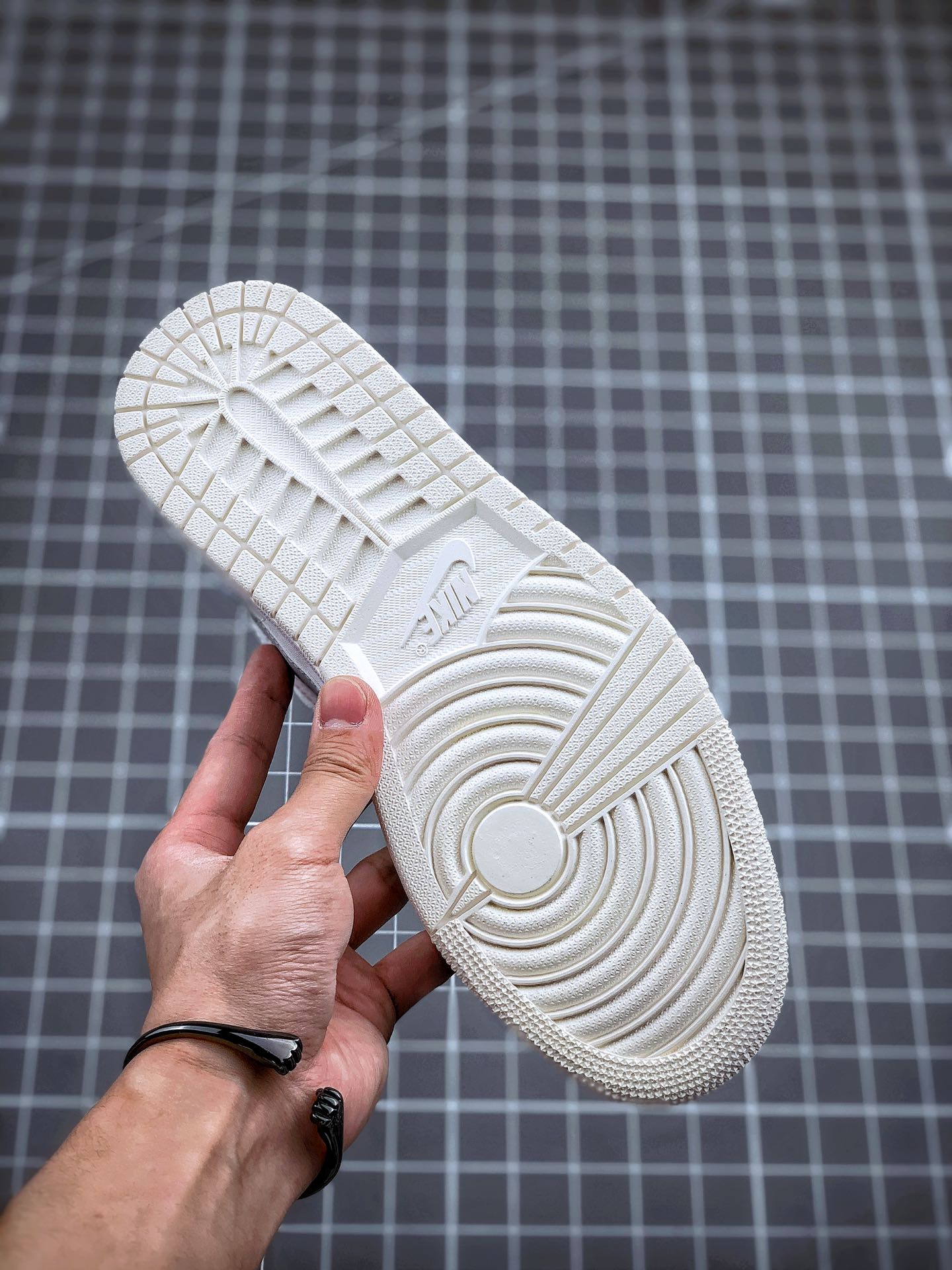 130 Air Jordan 1 Low “Paris” 小巴黎配色 整双鞋在 Air Jordan 1 Low