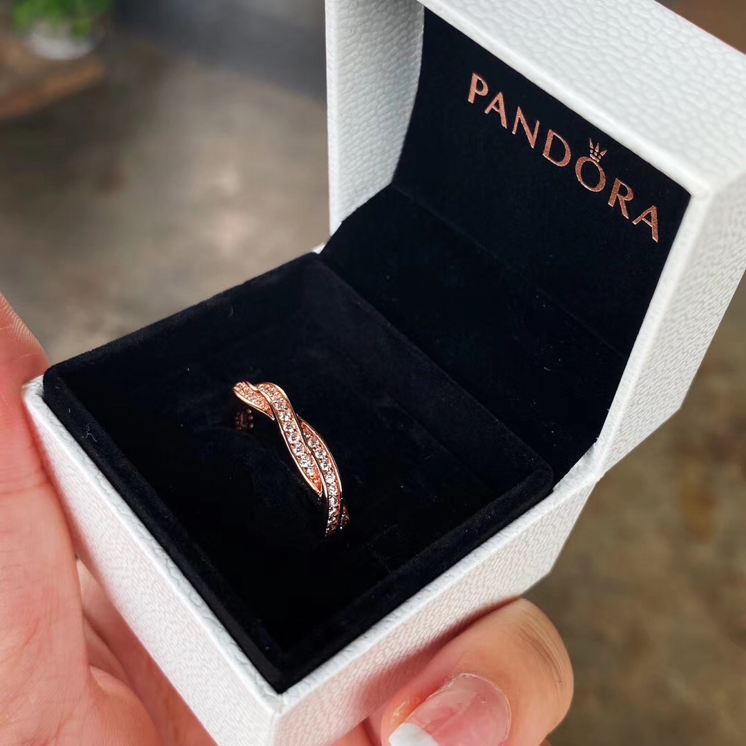 NO:581003,Pandora's Wheel of Fortune rose gold ring is a popular offline model at the counter. It has a very good meaning. When single people wear it, it means that their destiny is in their own hands. Secondly, many foreigners use it as an engagement ring, which means that the fate of two people is intertwined from now on. Code number 6 7 8, Pandora ring, ring19860909潘多 拉命运之轮玫瑰金戒指专柜线下的热门款~它有很好的寓意,单身的人佩戴代表从此自己的命运掌握在自己手里其二~很多外国人用来做订婚戒,寓意从此两人命运交织在一起.码数6 7 8,潘多拉戒指,ring,Jewelry