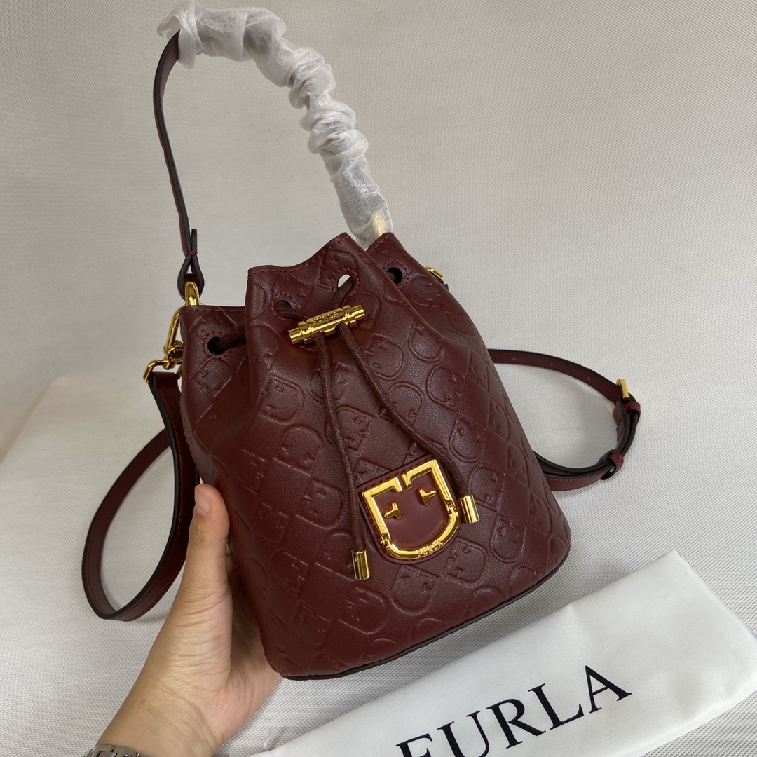 Dazzle with Furl'a's Italian Evening Handbags: Luxury You Can Afford_voghion.com