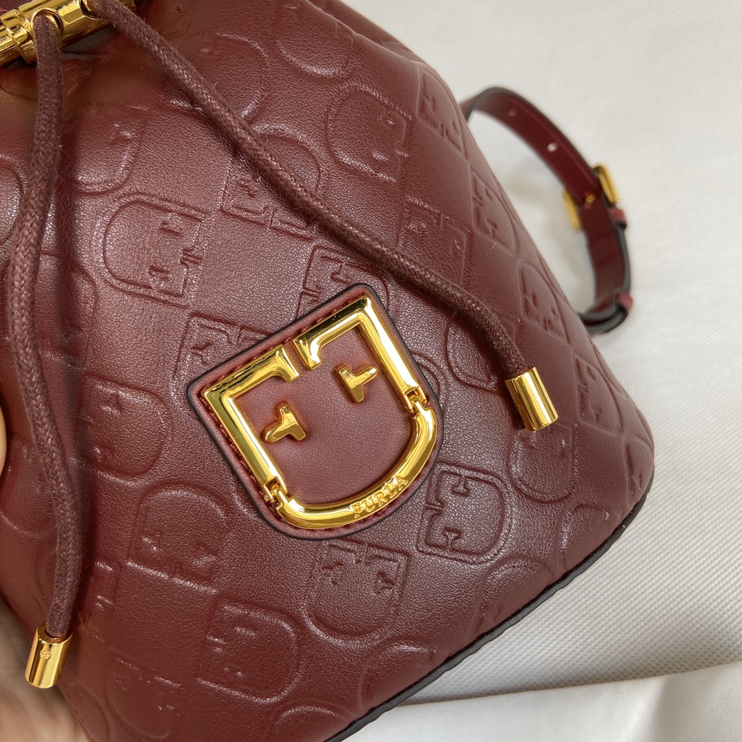 Dazzle with Furl'a's Italian Evening Handbags: Luxury You Can Afford_voghion.com