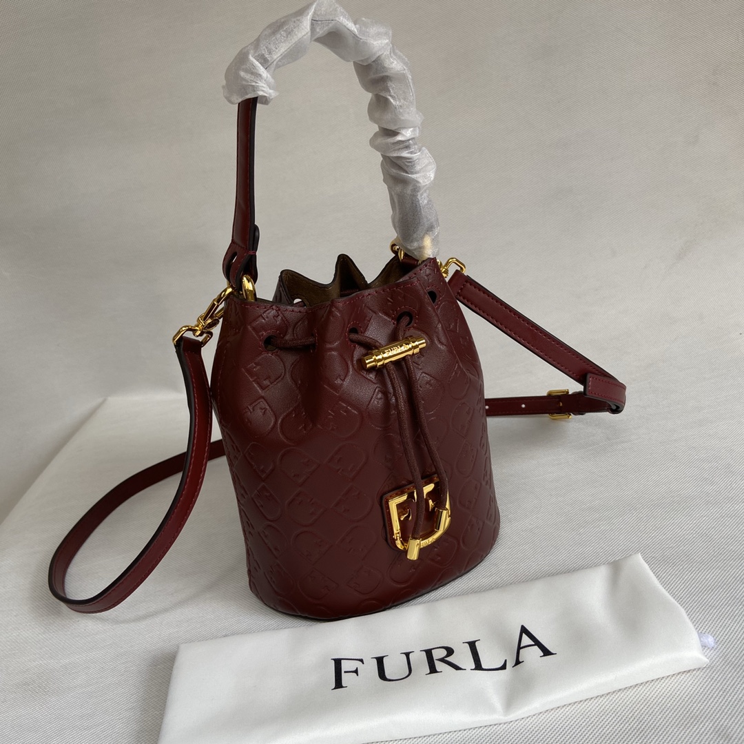Dazzle with Furl'a's Italian Evening Handbags: Luxury You Can Afford_voghion.com