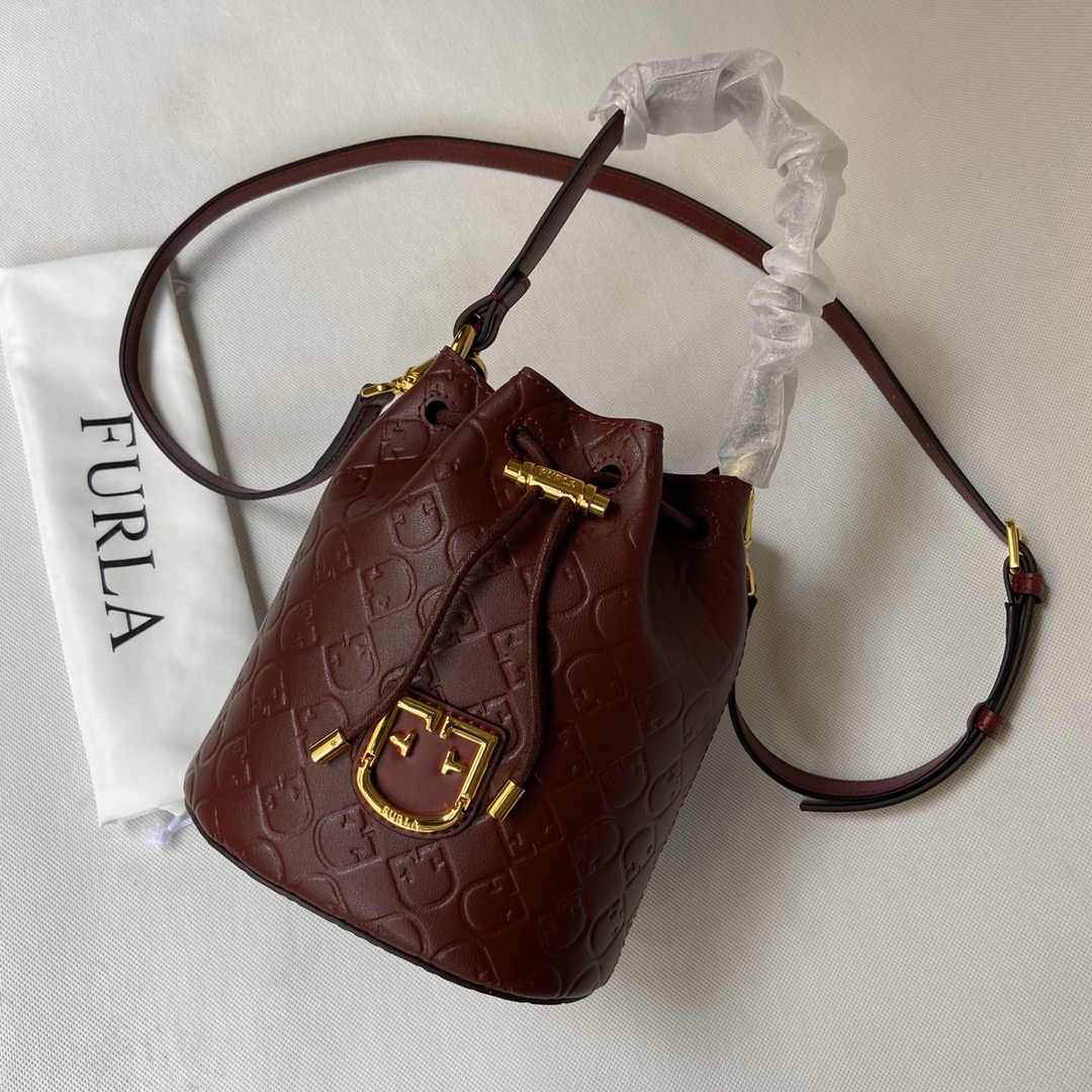 Dazzle with Furl'a's Italian Evening Handbags: Luxury You Can Afford_voghion.com