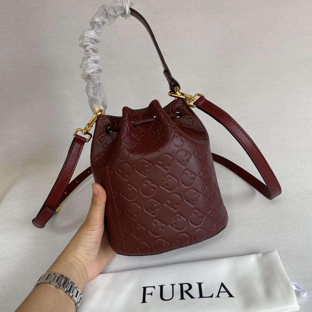 Dazzle with Furl'a's Italian Evening Handbags: Luxury You Can Afford_voghion.com
