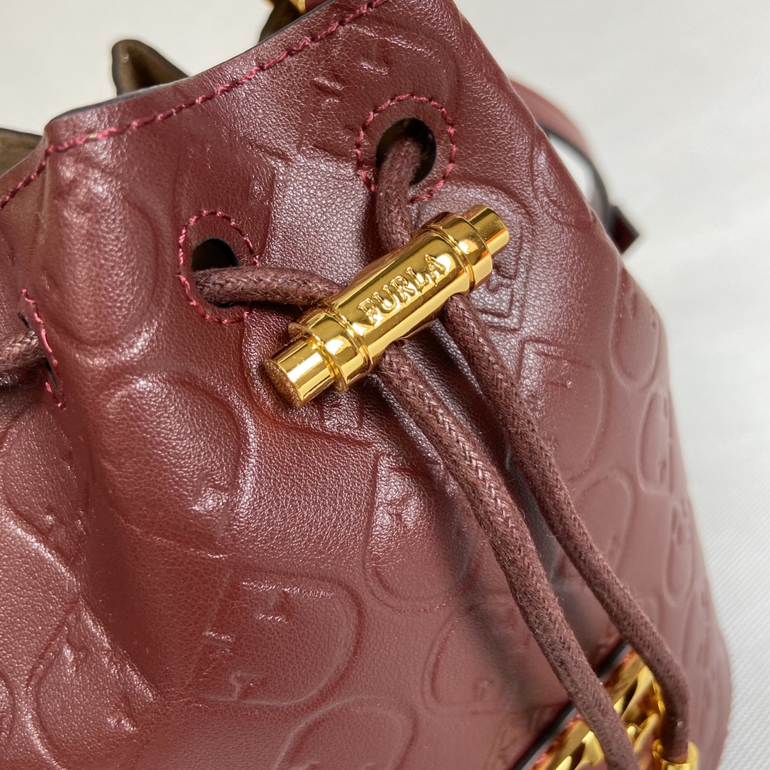 Dazzle with Furl'a's Italian Evening Handbags: Luxury You Can Afford_voghion.com