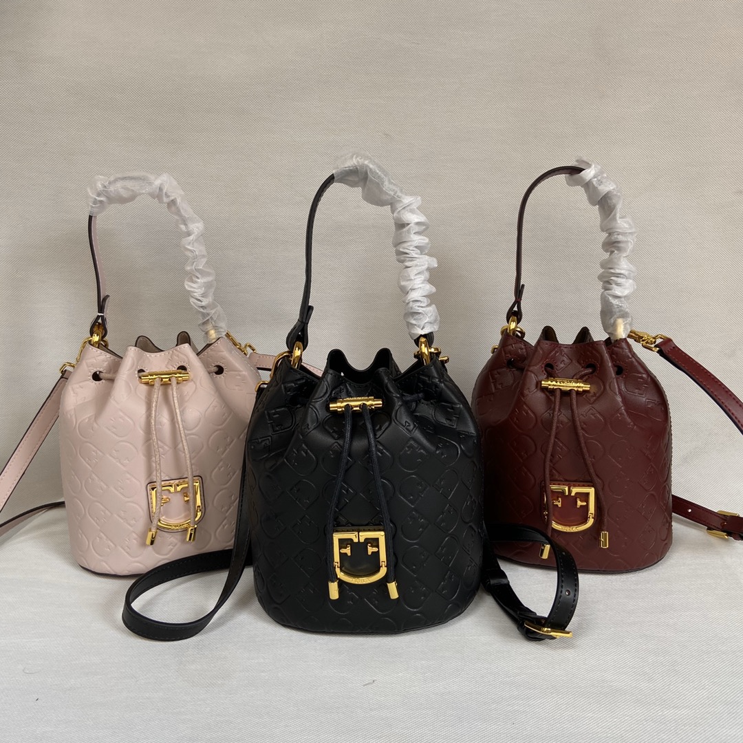 Dazzle with Furl'a's Italian Evening Handbags: Luxury You Can Afford_voghion.com