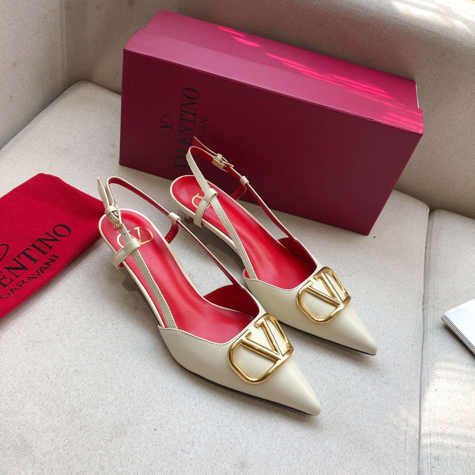 Valentino. Valentino gran hebilla v zapatos individuales contador última serie Versión genuina de lo