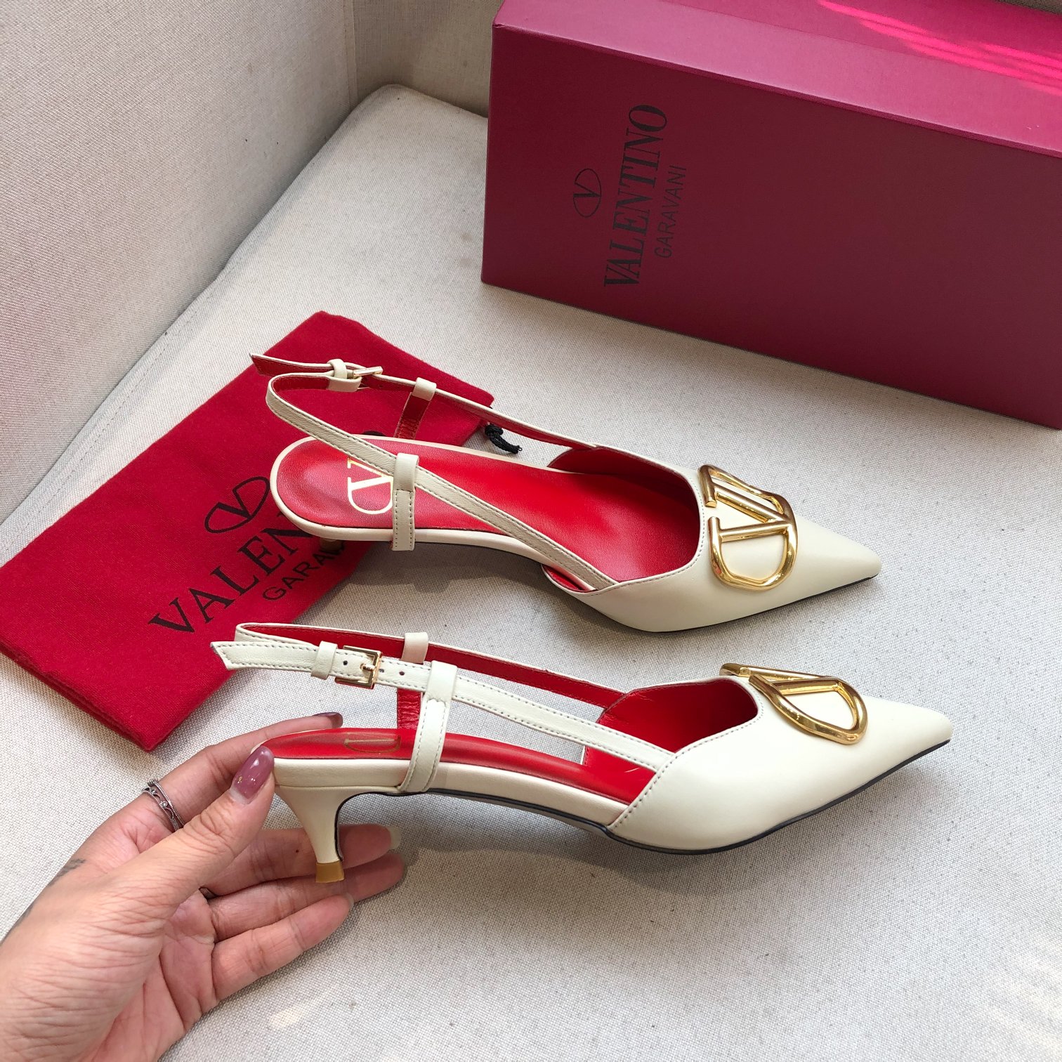 Valentino. Valentino gran hebilla v zapatos individuales contador última serie Versión genuina de lo