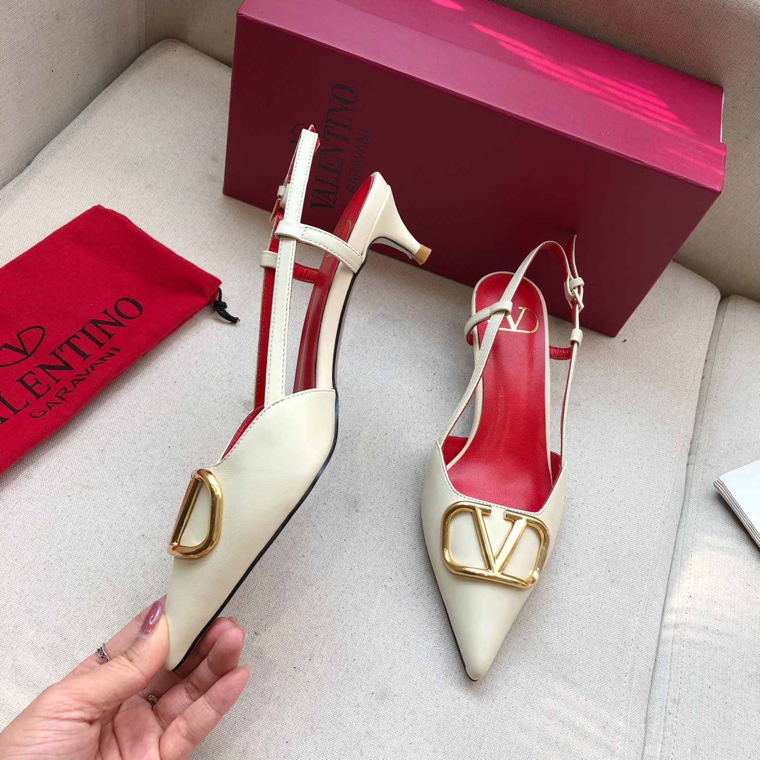 Valentino. Valentino gran hebilla v zapatos individuales contador última serie Versión genuina de lo
