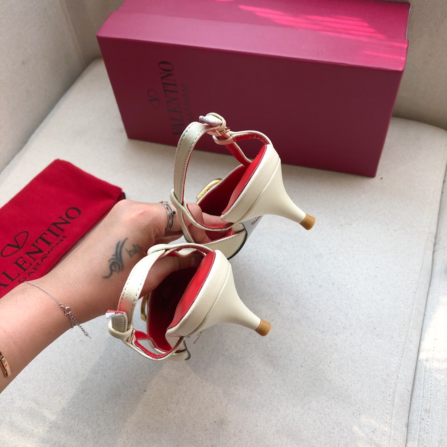 Valentino. Valentino gran hebilla v zapatos individuales contador última serie Versión genuina de lo