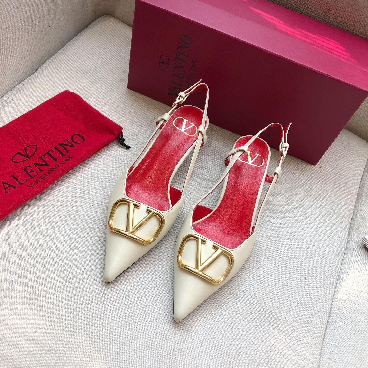 Valentino. Valentino gran hebilla v zapatos individuales contador última serie Versión genuina de lo