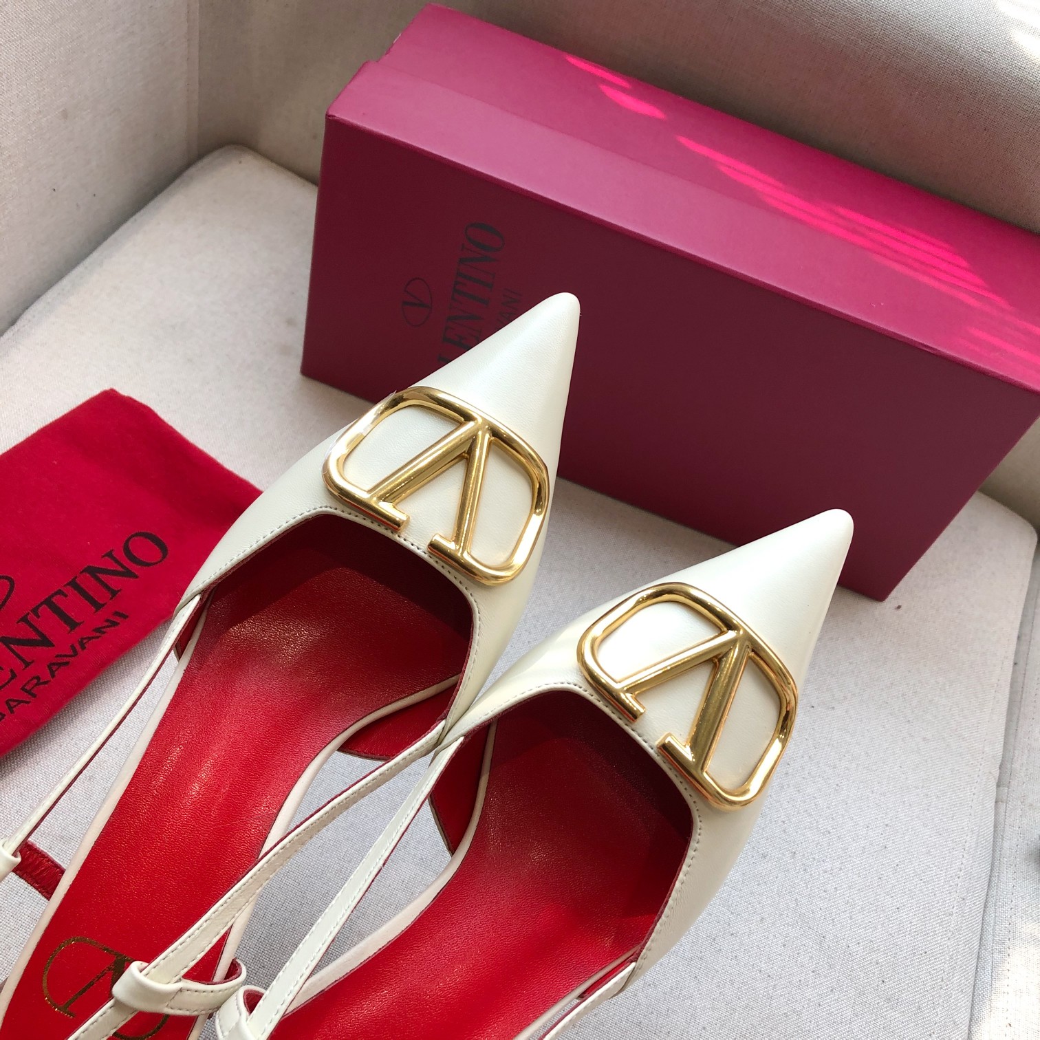 Valentino. Valentino gran hebilla v zapatos individuales contador última serie Versión genuina de lo