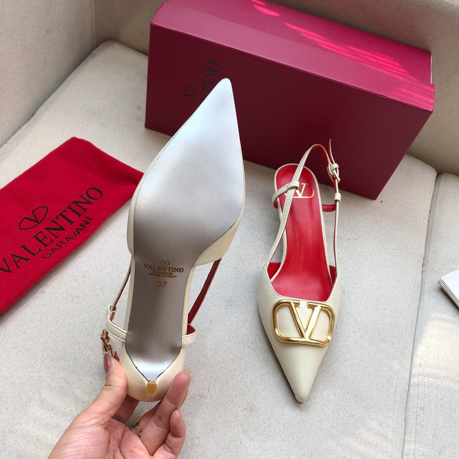 Valentino. Valentino gran hebilla v zapatos individuales contador última serie Versión genuina de lo