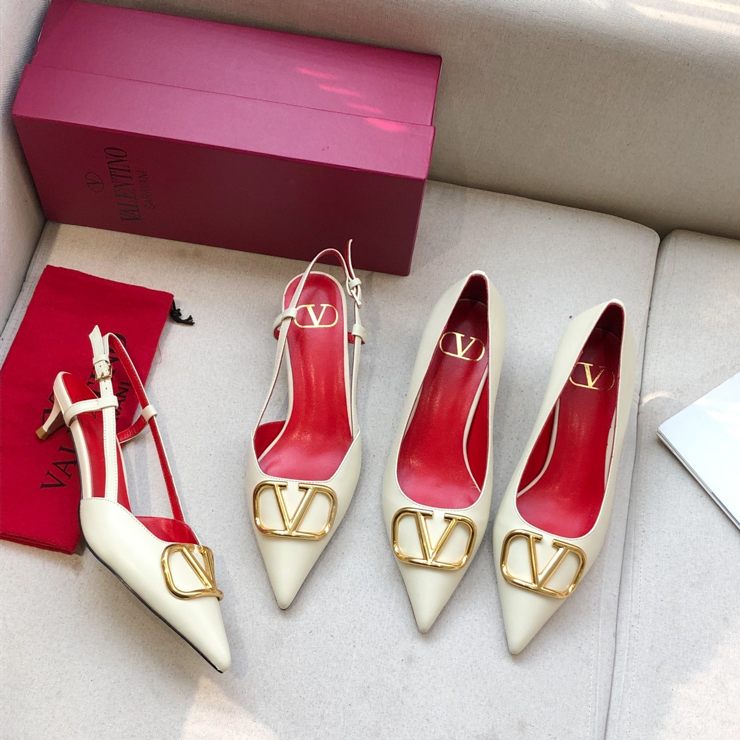 Valentino. Valentino gran hebilla v zapatos individuales contador última serie Versión genuina de lo