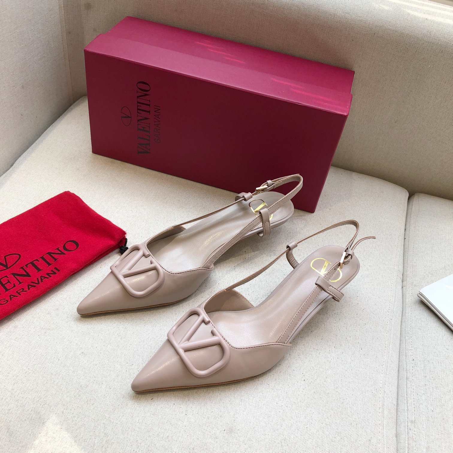 Valentino. Valentino gran hebilla v zapatos individuales contador última serie Versión genuina de lo